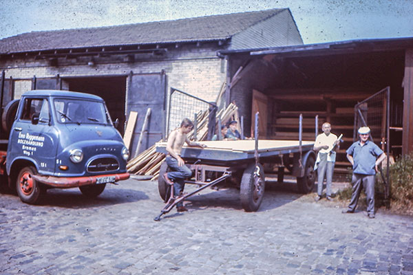 1964 Standort Hansestraße. Einer der ersten Auszubildenden (rechts im Bild) Fritz Lemcke Image